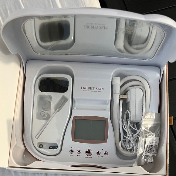 Trophy Skin MicrodermMD… Home Microdermabrasion Device - Picture 2 of 3